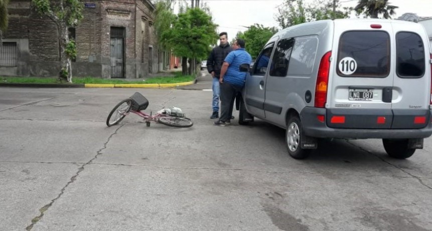 Impacto en Bernardo de Yrigoyen y Belgrano: Una ciclista fue trasladada al hospital local 