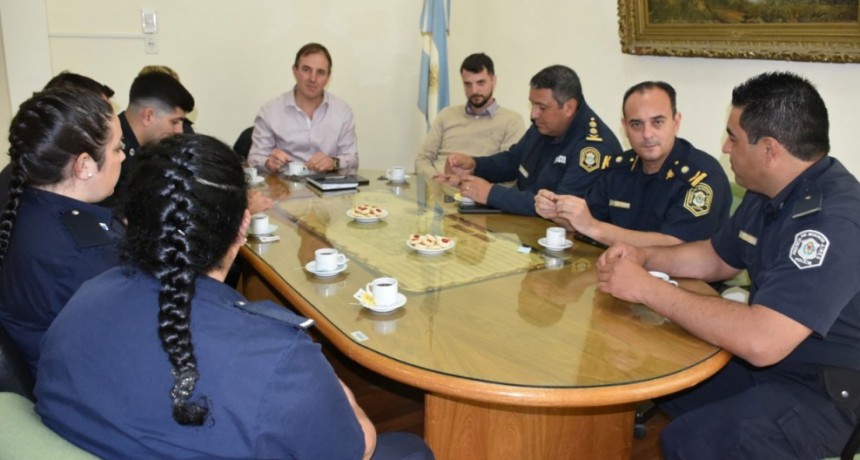 Jos&eacute; Erreca recibi&oacute; en su despacho a los polic&iacute;as que salvaron la vida de una beba