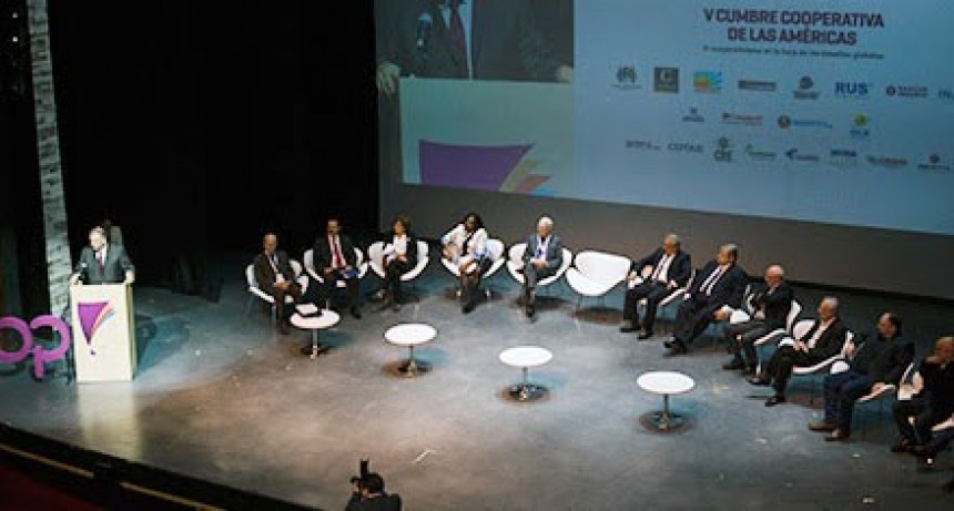"El camino es democratizar la econom&iacute;a y el movimiento cooperativo tiene un modelo para hacerlo"   