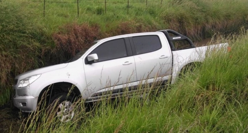 Despiste de una camioneta sobre camino vecinal prolongaci&oacute;n Juan Manuel de Rosas