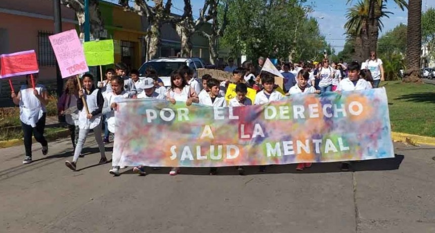 El servicio de salud mental marcho por la inclusi&oacute;n desde el hospital hasta el Centro C&iacute;vico