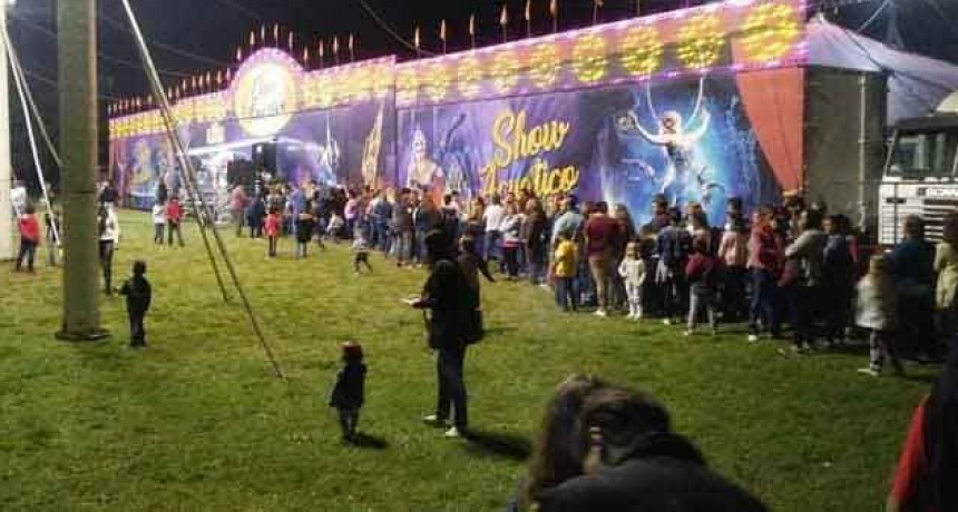 Continua el &eacute;xito del Fant&aacute;stico Show Acu&aacute;tico en Bol&iacute;var