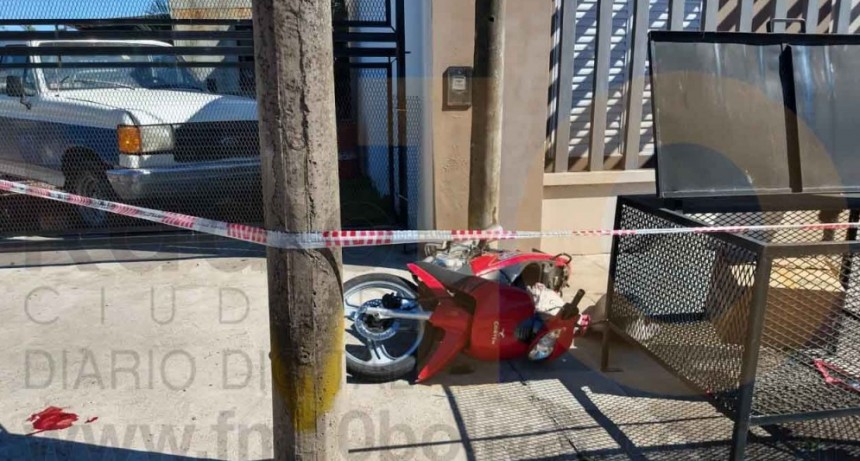 Una motociclista debi&oacute; ser hospitalizada tras protagonizar un incidente