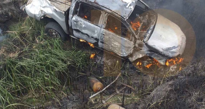 Una camioneta volc&oacute; y se incendio en el camino vecinal que conduce a Hale