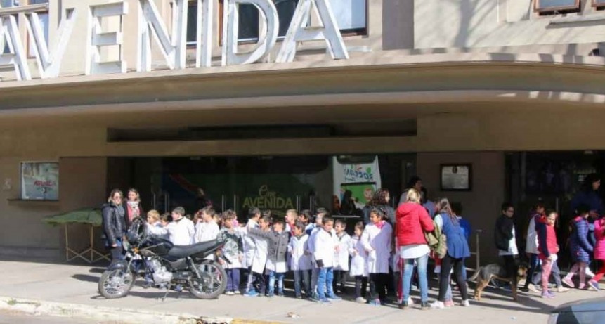 M&aacute;s de 700 estudiantes visitaron el Cine Avenida