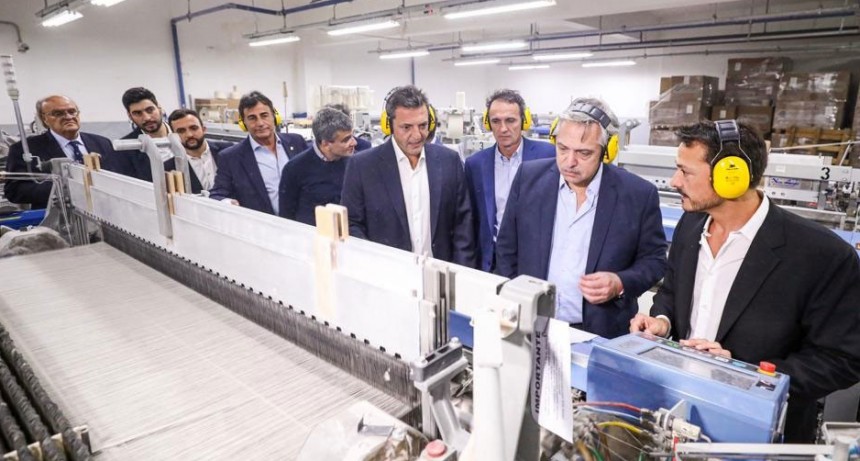Alberto Fern&aacute;ndez recorri&oacute; una f&aacute;brica textil en San Mart&iacute;n