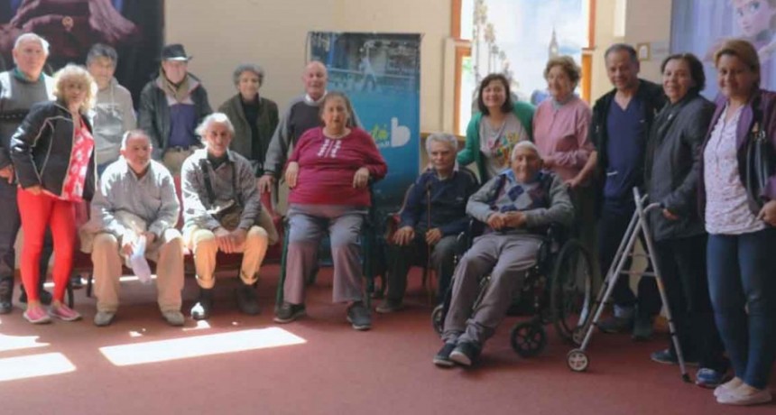 Adultos mayores de Casa Hogar y del Club de D&iacute;a Reencuentro visitaron el Cine Avenida