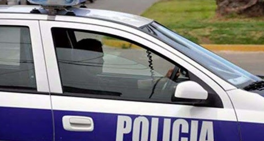 Robaron una moto, dinero y rompieron una vidriera