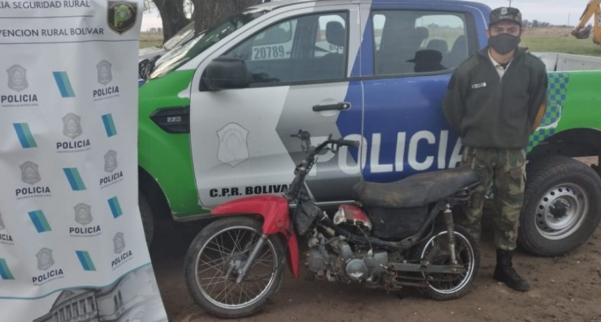 Hallaron una moto sumergida en un canal, la cual ser&iacute;a la que fue sustra&iacute;da del estacionamiento del Firgor&iacute;fico