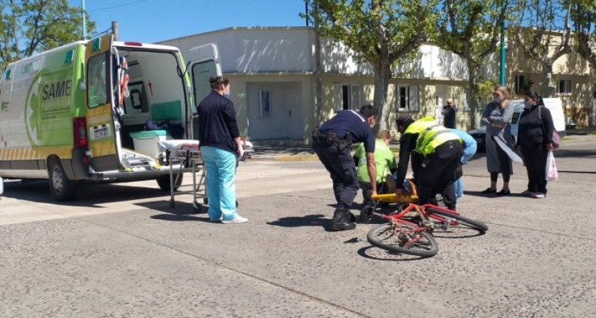 Una mujer que transitaba en bicicleta fue trasladada hacia el hospital luego de un impacto con una camioneta
