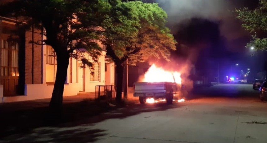 Se incendi&oacute; una camioneta esta madrugada