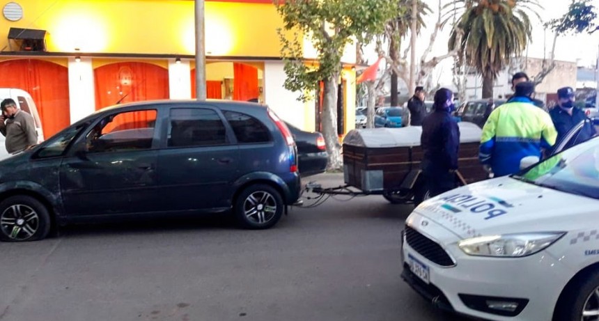 Una leve colisión entre dos conductores en planta urbana, y más tarde daños en la cancha de tenis del Club Independiente