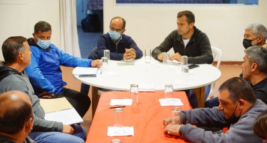 Pisano y Bucca entregaron un aporte económico al Club Casariego