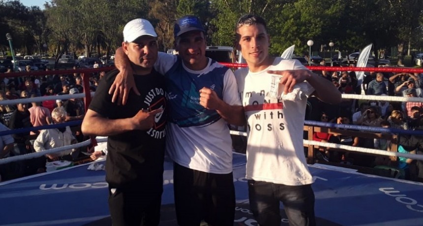 Atractivas peleas en el boxeo realizado en el Parque Municipal