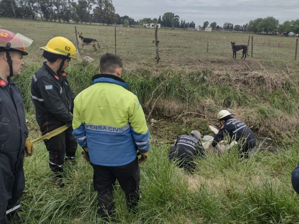 Bomberos rescataron un equipo que había caído en un canal