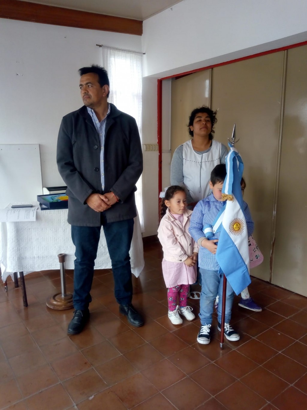 Ariel Ferreyra entregó banderas de ceremonia en instituciones educativas rurales