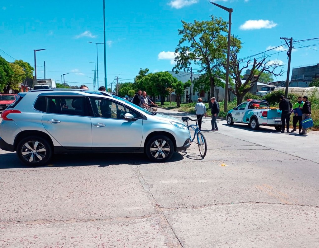 Impacto entre un vehículo y una mujer que transitaba bordo de su bicicleta