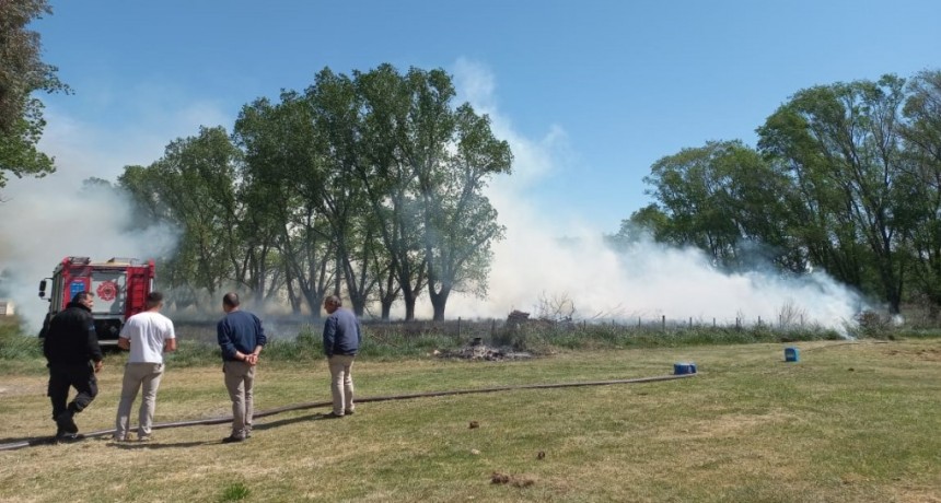Importante incendio de pastizales en la Granja Sede América