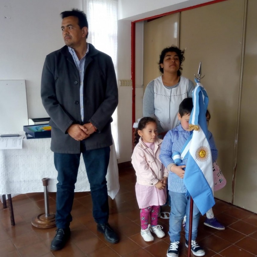 Ariel Ferreyra entregó banderas de ceremonia en instituciones educativas rurales