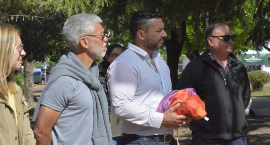 Se realizó el recambio de la bandera Wipala en la plaza Pueblos Originarios