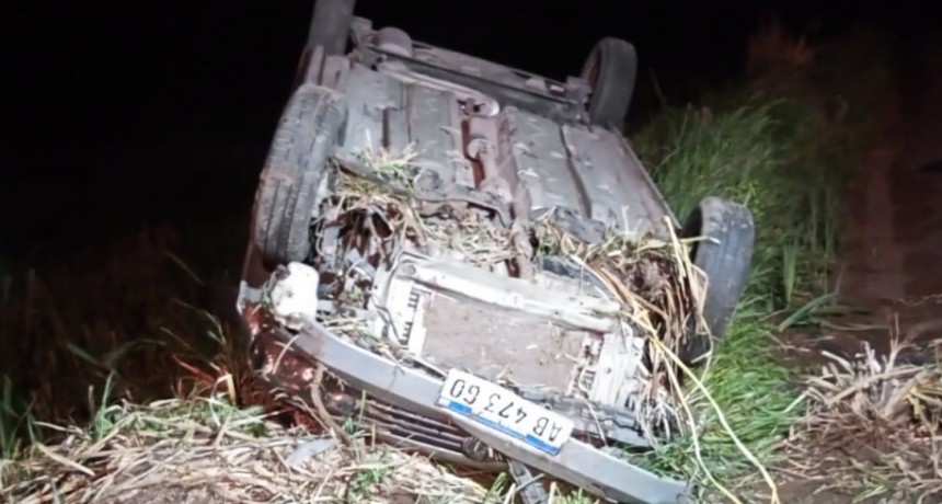 Una familia de Urdampilleta sufrió un vuelco en el camino  paralelo a las vías del Ferrocarril que une la localidad con Pirovano