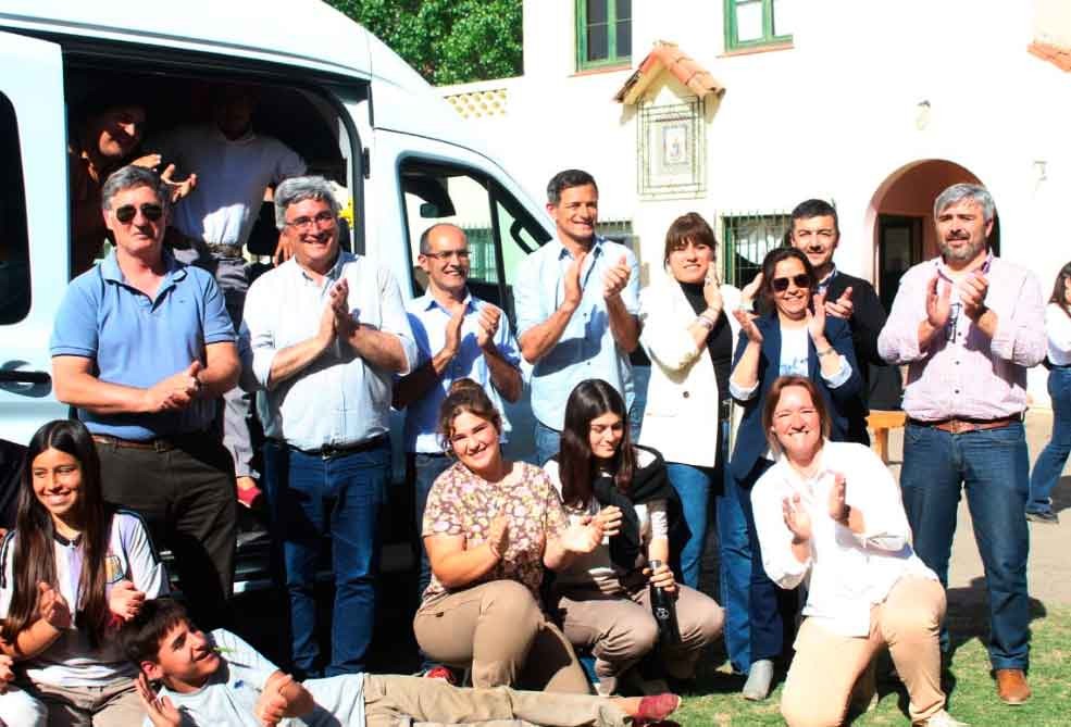 Escuela Agrícola: El Ministro de Desarrollo Agrario Javier Rodríguez  entregó un Minibus Ford Transit para los viajes de capacitación e intercambio de conocimientos de los alumnos