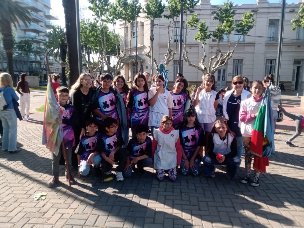 Colectivo Mujeres Originarias: Se realizó recambio de la bandera Wiphala, con presencia de colegios, docentes y autoridades