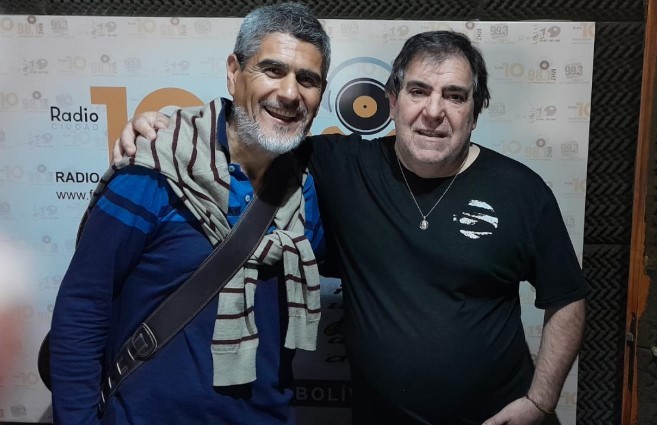 Alejandro Ávila visitó FM 10 con su música e hizo dos invitaciones, una para Bolívar (Fabrica de Canciones) y otra para Daireaux (C. Cultural)