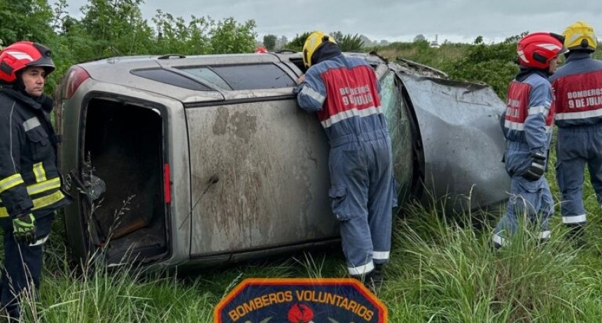 Bomberos Voluntarios de 9 de Julio, asistieron a una supuesta emergencia en Ruta 65, donde hallaron dos vehículos volcados a poca distancia