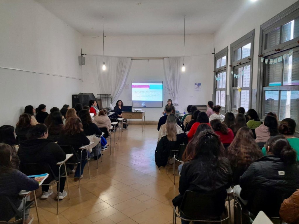La Direcci&oacute;n de Pol&iacute;ticas de G&eacute;nero brind&oacute; una charla sobre Cuidados y Prevenci&oacute;n de Violencias en el ISFDYT N&deg;27