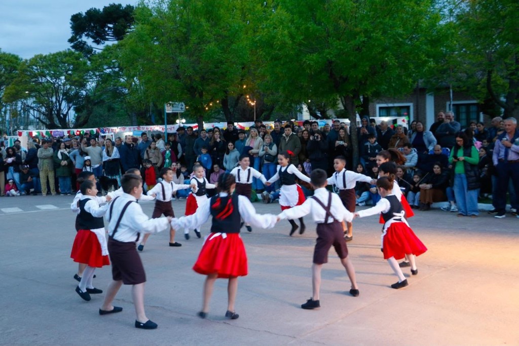 Pirovano celebr&oacute; la 5&deg; Fiesta de las Colectividades con una gran convocatoria