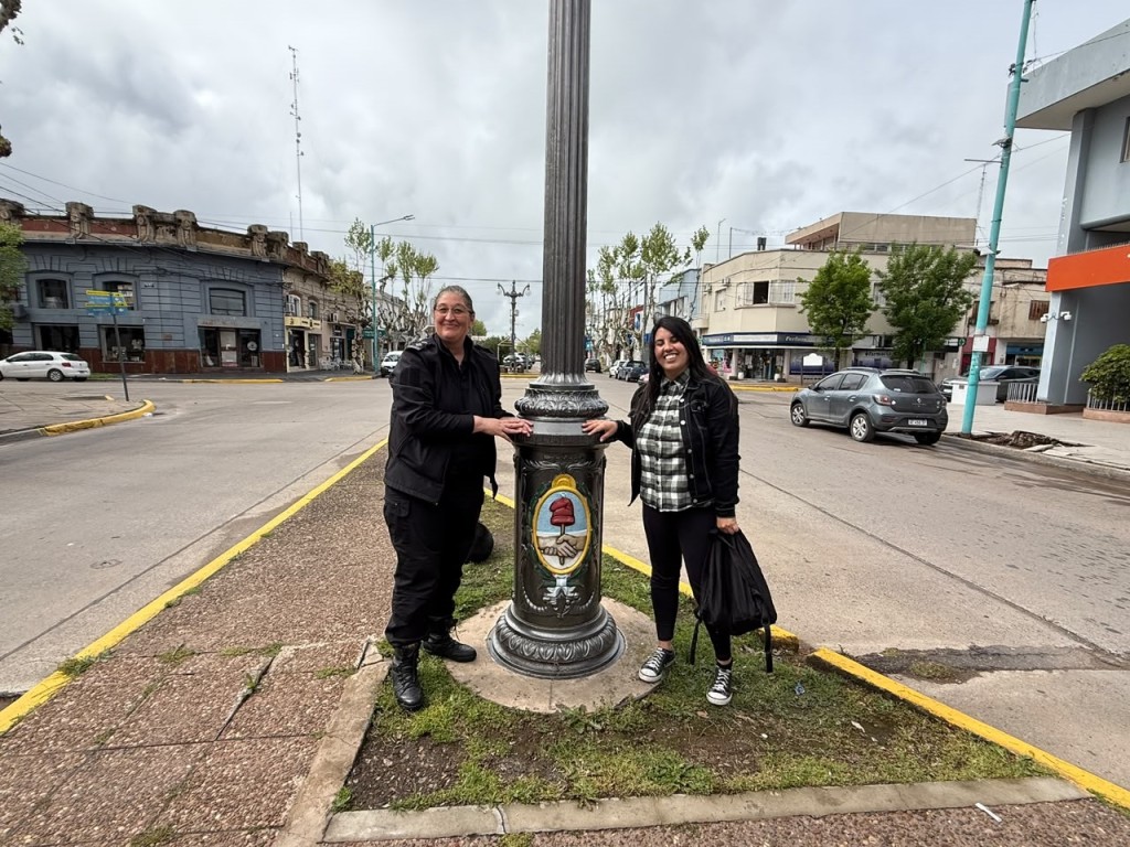 En las hist&oacute;ricas farolas de Bol&iacute;var se colocaron las tapas que fueron recuperadas en la c&aacute;rcel de Urdampilleta