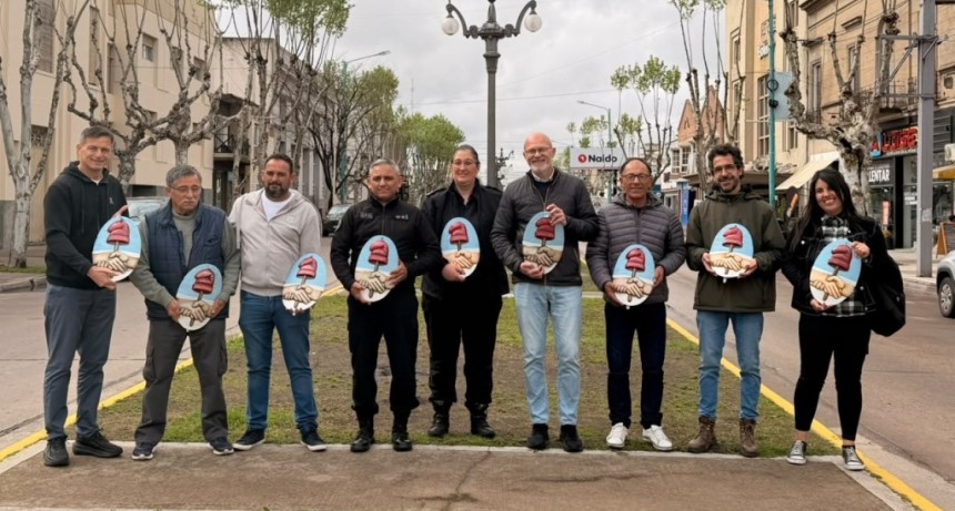 Se colocaron las tapas hist&oacute;ricas de la avenida Jos&eacute; de San Mart&iacute;n, junto a Comerciantes y Restauradores