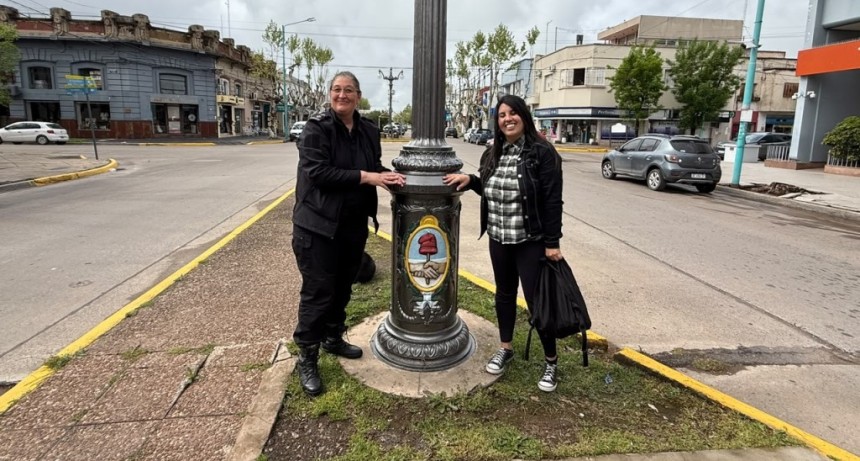 En las hist&oacute;ricas farolas de Bol&iacute;var se colocaron las tapas que fueron recuperadas en la c&aacute;rcel de Urdampilleta