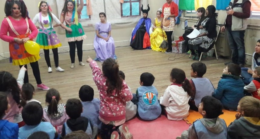 El profesorado de educaci&oacute;n Inicial visti&oacute; de arte a los jardines de infantes