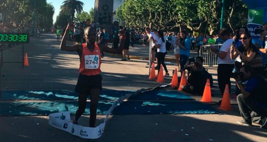 Julius Ronos se consagr&oacute; como el gran ganador de la 20&deg; edici&oacute;n del marat&oacute;n de la ciudad