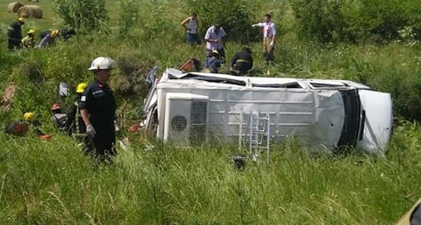 Ca&ntilde;uelas: Volc&oacute; una combi con personal del Hospital Regional; tres muertos