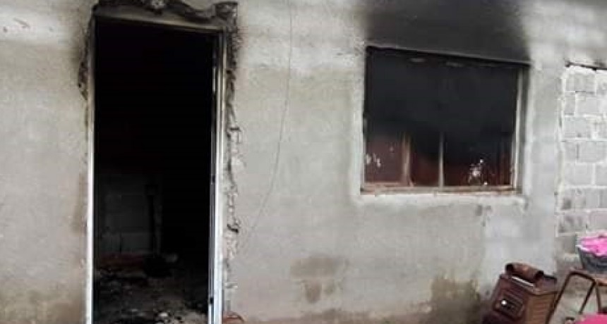 Bomberos con dos unidades, asisti&oacute; para extinguir el incendio en una vivienda en Barrio Las Flores