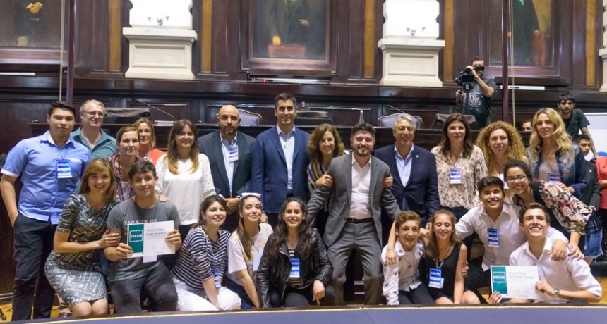 Alumnos de Bol&iacute;var participaron de la instancia final de &ldquo;Buenos Aires Debate&rdquo;