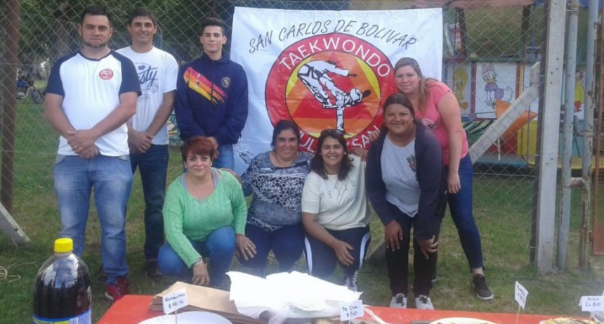 El grupo de padres de alumnos de Taekwondo se reuni&oacute; en el Parque para vender choripanes y as&iacute; recaudar fondos para los ni&ntilde;os