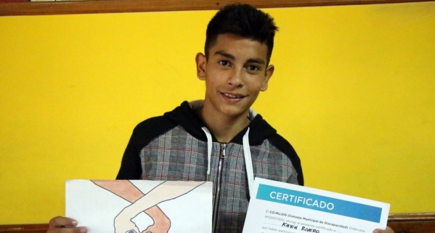 Se entreg&oacute; el premio al ganador del concurso para elegir el logo del CoMuDis