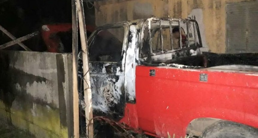 Se incendi&oacute; una camioneta en barrio Latino