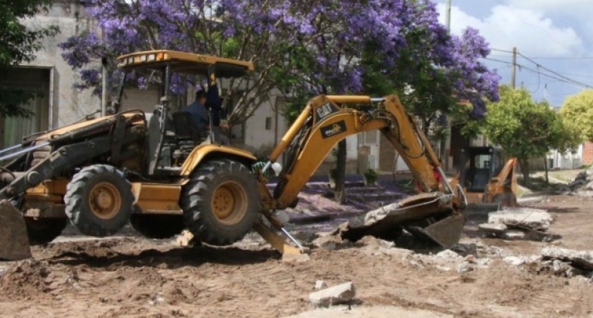 Se est&aacute; reparando un bache en Ameghino y Balcarce