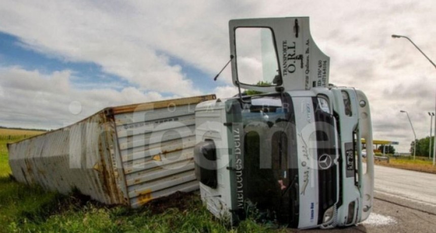 Volc&oacute; un cami&oacute;n en la rotonda de Ruta 51 y Ruta 226