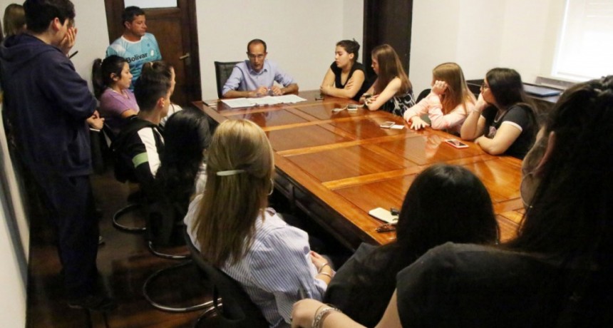 Pisano entreg&oacute; aportes econ&oacute;micos a estudiantes de 5to. a&ntilde;o de escuelas de Bol&iacute;var