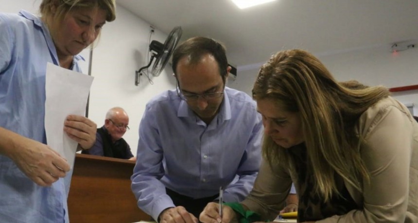 Recibir&aacute;n su escritura 85 familias de Bol&iacute;var
