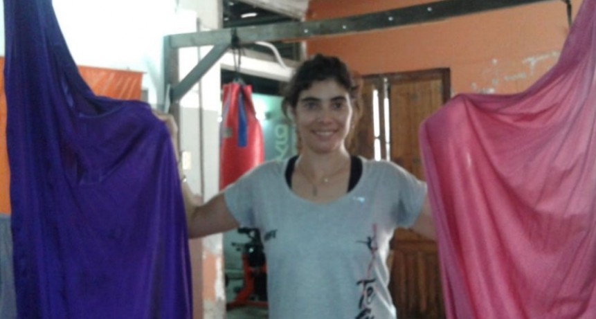 Acrobacias a&eacute;reas en aro, tela y trapecio en Positivo Gym