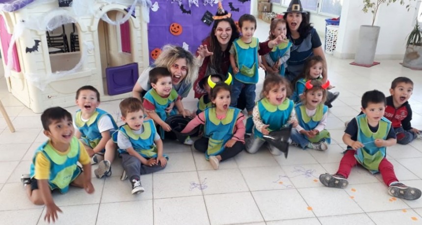 Los ni&ntilde;os del taller de ingles del Jard&iacute;n Maternal Municipal celebraron Halloween 