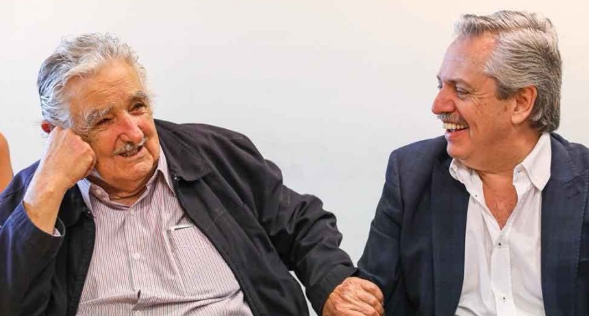 Alberto Fern&aacute;ndez con Pepe Mujica en la UNTREF