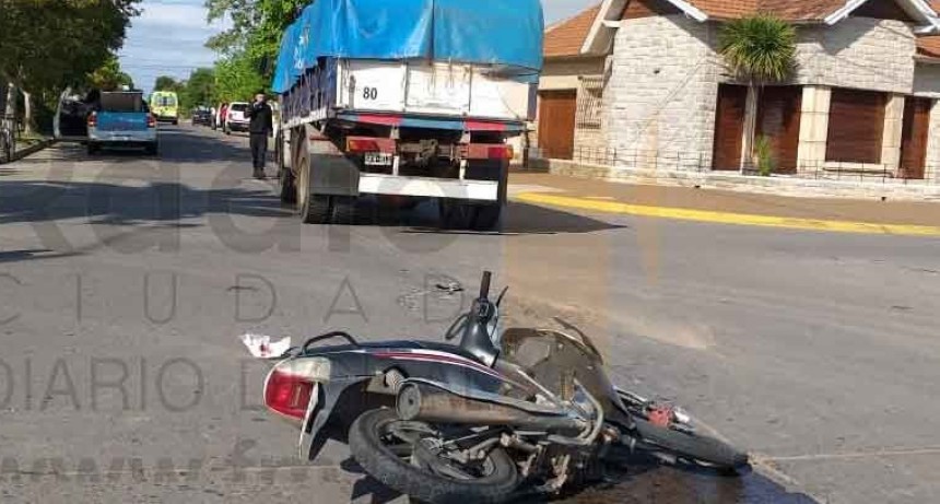 Motociclista hospitalizada tras fuerte impacto en Av. San Mart&iacute;n y calle Azcu&eacute;naga